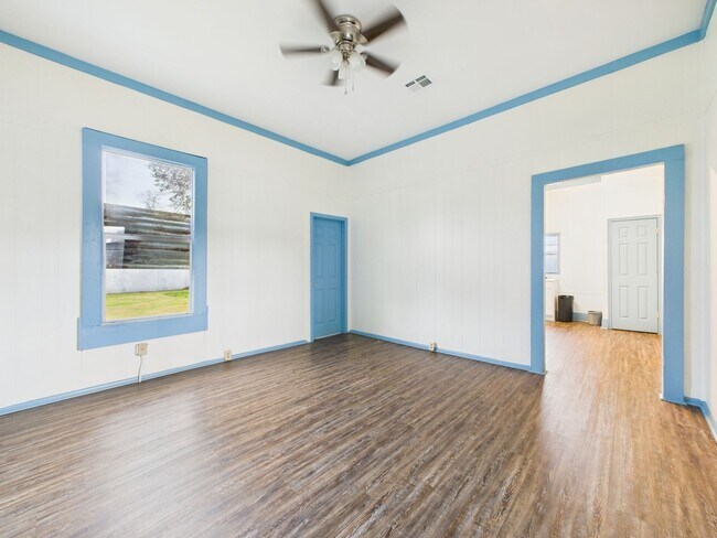 Building Photo - 2 Bedroom 1 bathroom house AVAILABLE NOW!