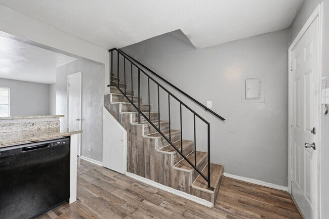 Building Photo - 412 W Pioneer Pkwy