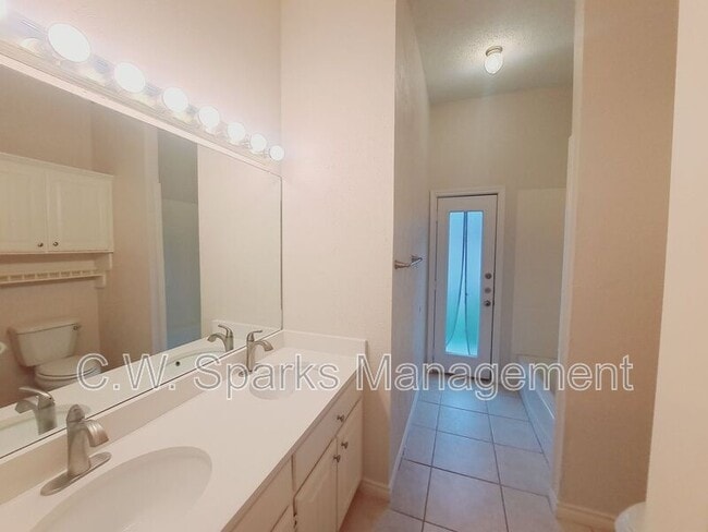 Building Photo - 902 Sunpoint Cir