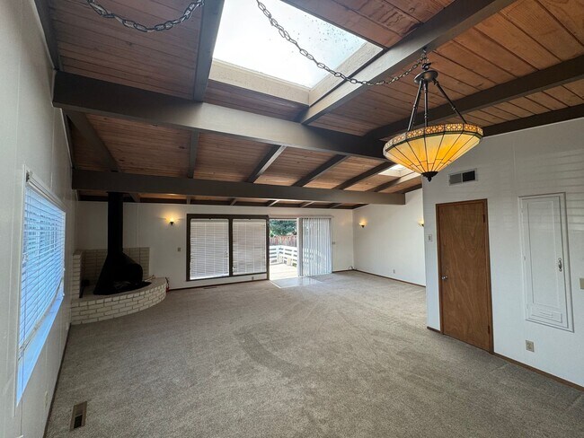 Building Photo - 611 Clubhouse Dr