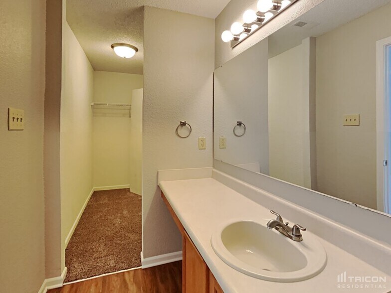 Building Photo - 10878 Glenayr Dr