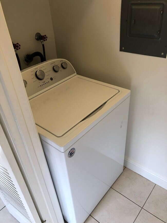 Building Photo - 818 Juno Ln