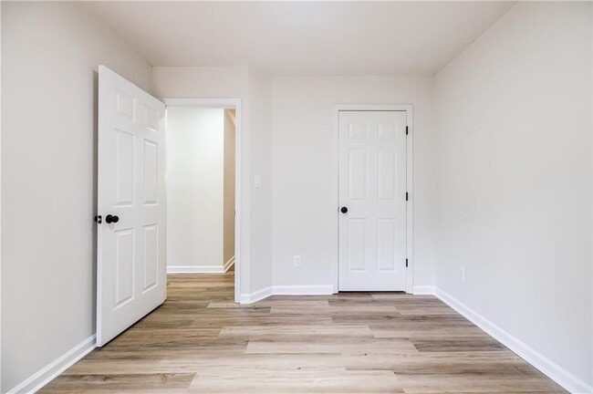 Building Photo - 5195 Hillcrest Glenn Dr