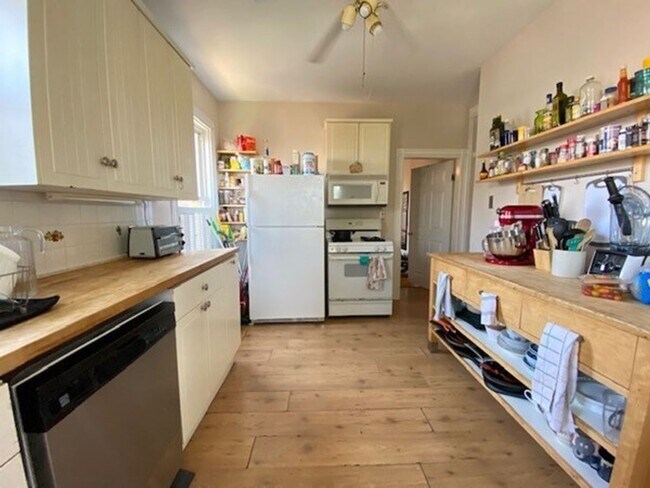 Building Photo - Central Mission Hill Location, Eat-in Kitchen, Massive Bedrooms, 2 Full Bathrooms, Laundry on a Site