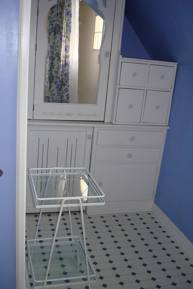 Bath Storage - 3402 N 28th St