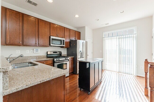 Building Photo - This beautiful townhouse has everything yo...