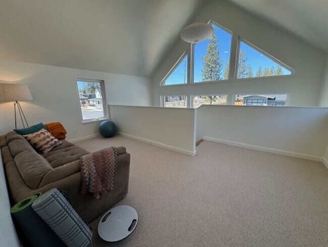 Building Photo - Gorgeous new home in Discovery West