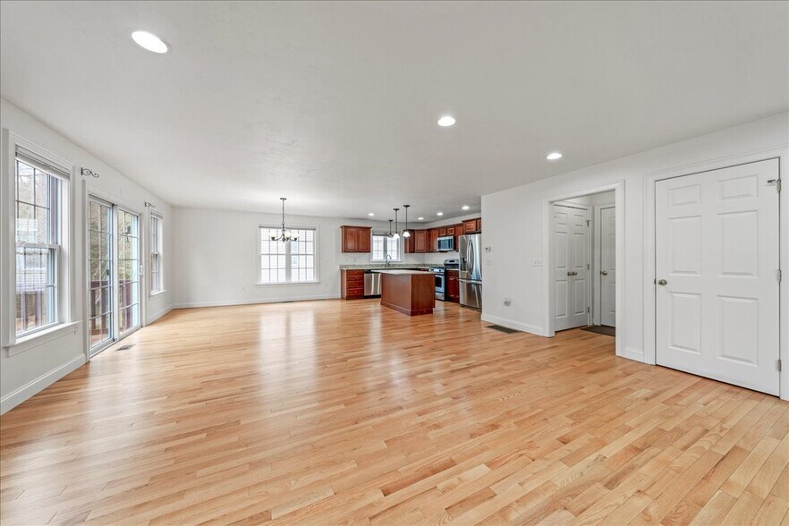 Building Photo - 6 Longview Cir