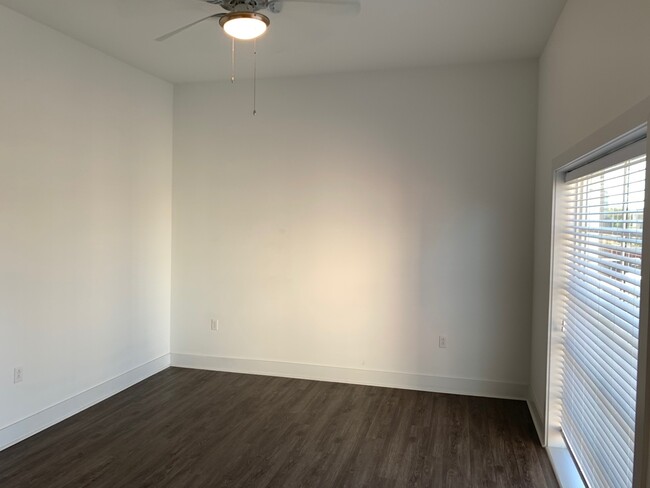 506 bedroom - 39 Dexter Ave