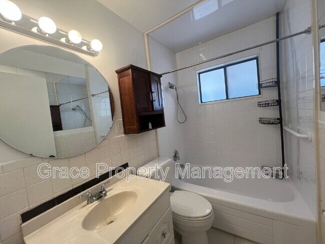 Building Photo - 8910 Hoyt Dr