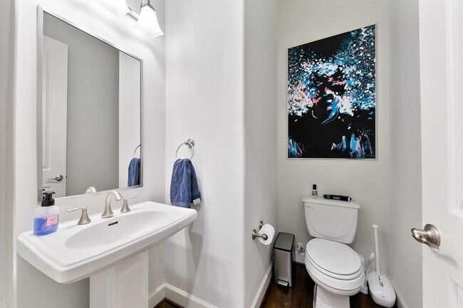 Building Photo - 5633 Petty St