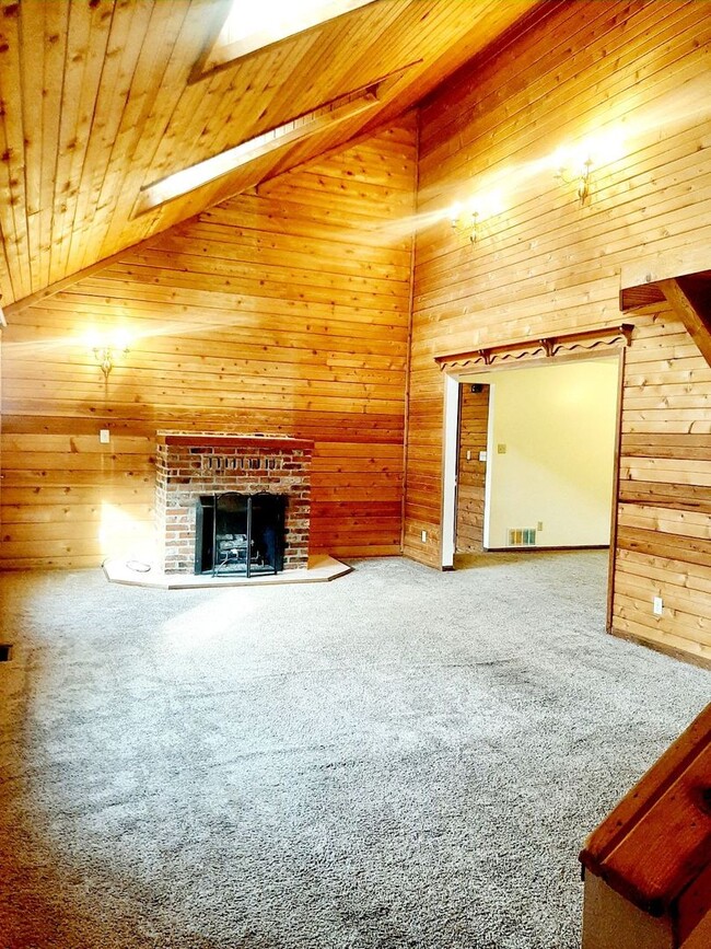 Building Photo - 3 Bedroom, 2 Bath Cheat Lake Log Home - Av...