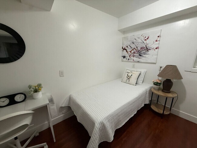Building Photo - Affordable Private Girl room Downtown - Top Floor and Furnished
