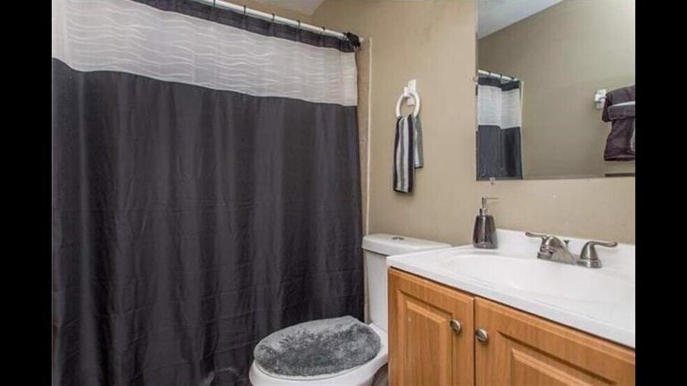 Bathroom - 4034 Dale St