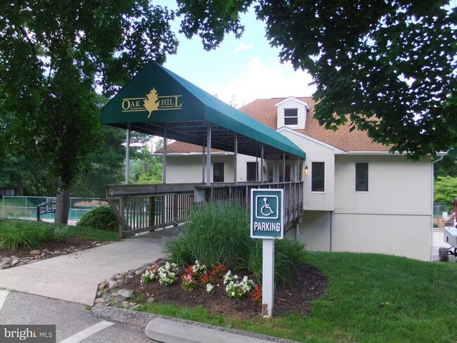 Building Photo - 1720 Oakwood Terrace