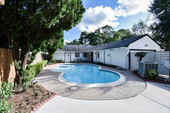 Building Photo - 5666 Overbrook Ln
