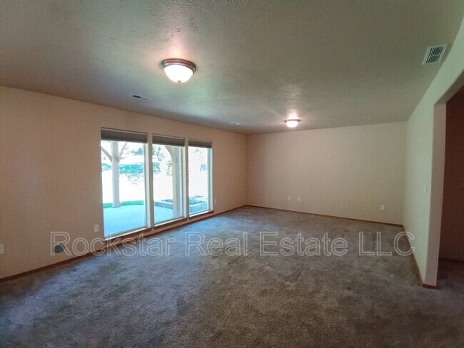 Building Photo - 6720 S Moran View St