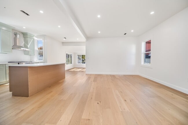 Building Photo - 9-11 Knollin St