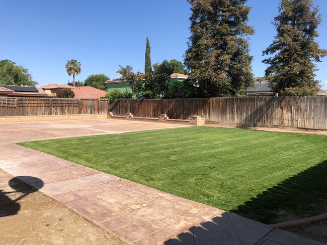 Building Photo - 2 Weeks Free! 4 Bedroom, 2.5 Bathroom Ston...