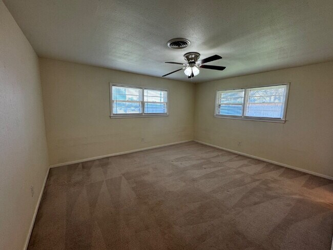 Building Photo - Stunning home located near Frank Higginbot...