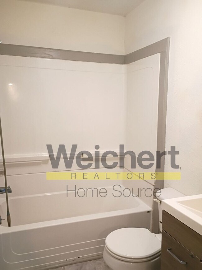 Building Photo - Charming 3-Bed Home with Fenced Yard and C...