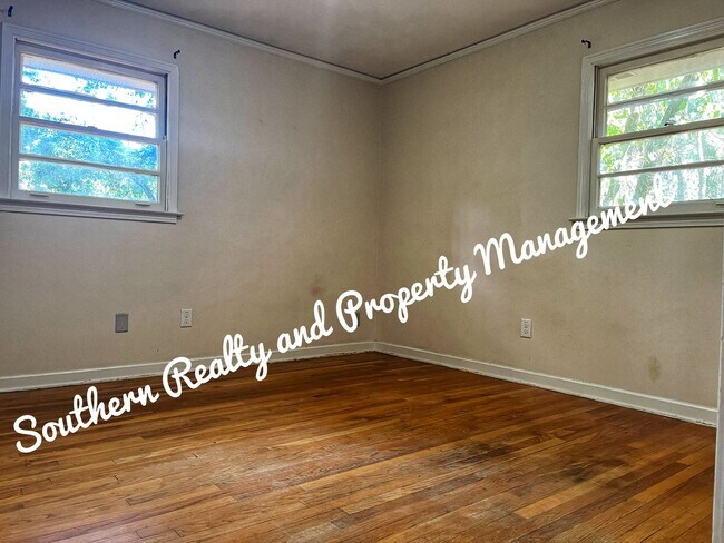 Building Photo - 130 E Salem Dr