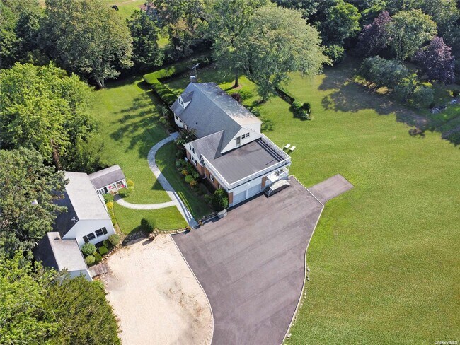 Building Photo - 10 Old Westbury Rd