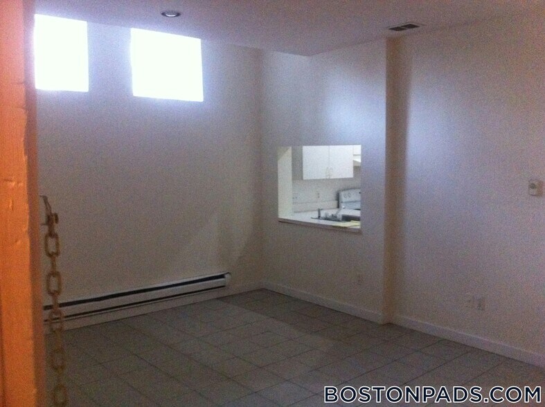 Building Photo - 452 Park Dr
