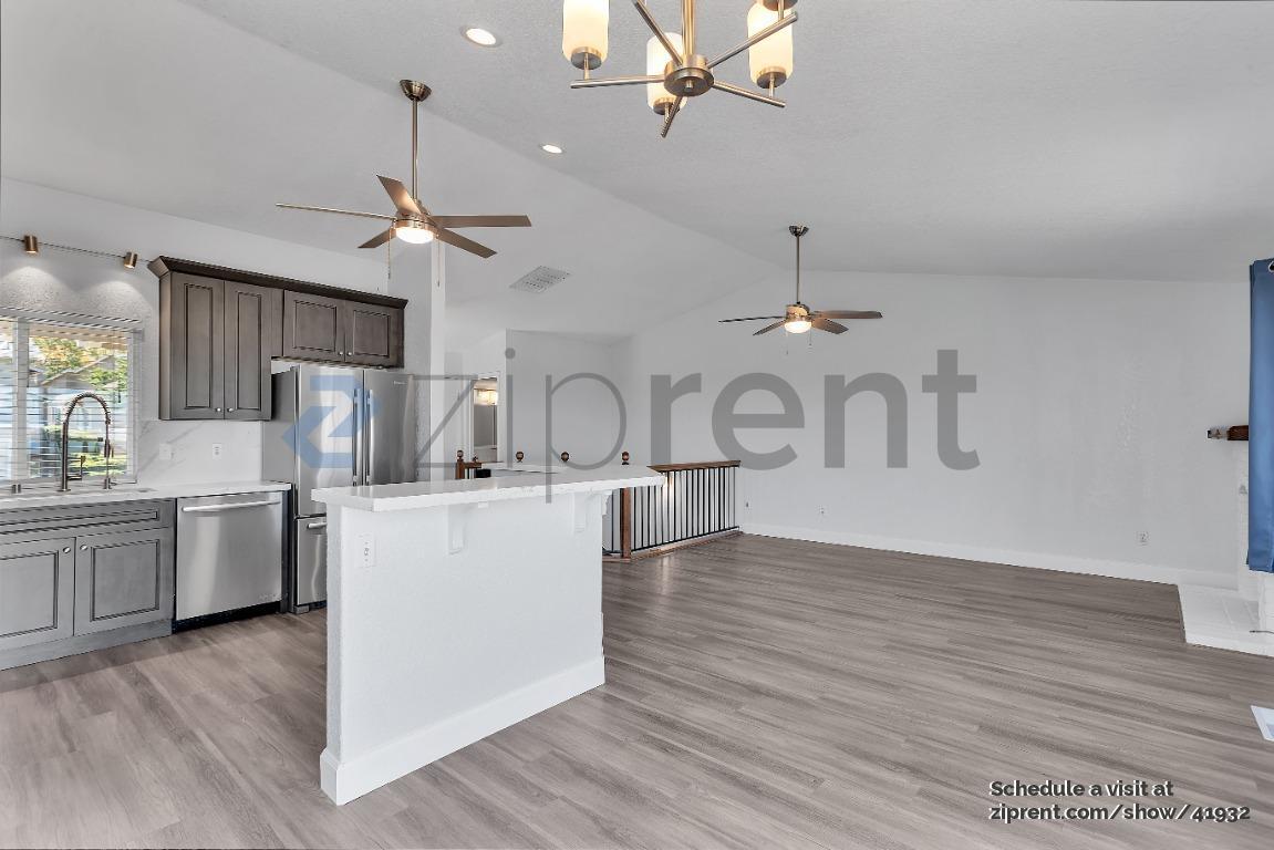 Building Photo - 527 Bustos Pl