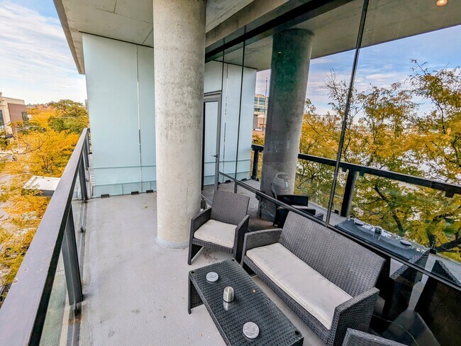 Building Photo - 860 W Blackhawk St