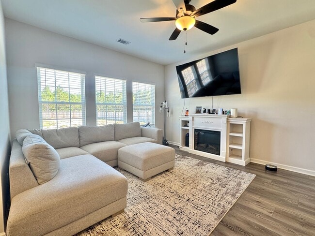 Building Photo - AVAILABLE NOVEMBER [PET FRIENDLY]