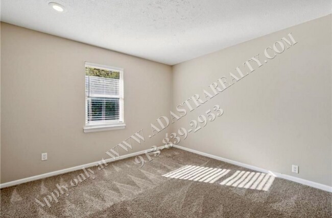 Building Photo - Adorable 3 Bed 2 Bath Duplex in Olathe-Available NOW!!