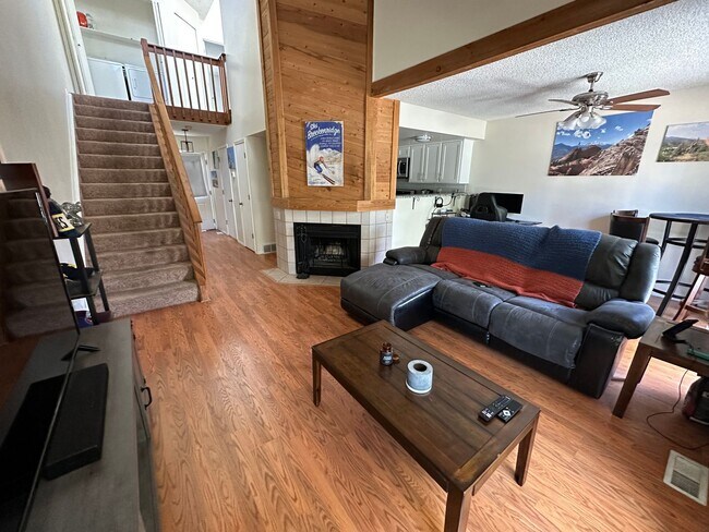 Building Photo - Spacious 2 Bed / 2 Bath Townhome with Garage