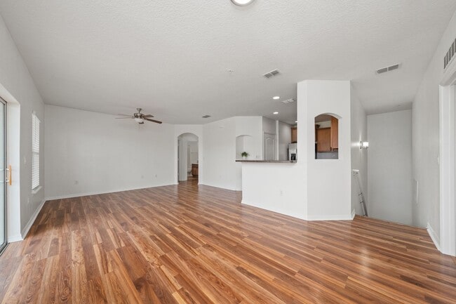 Building Photo - Elegant 2 bedrooms/2 bath condo located in St. Cloud with 1-Car garage