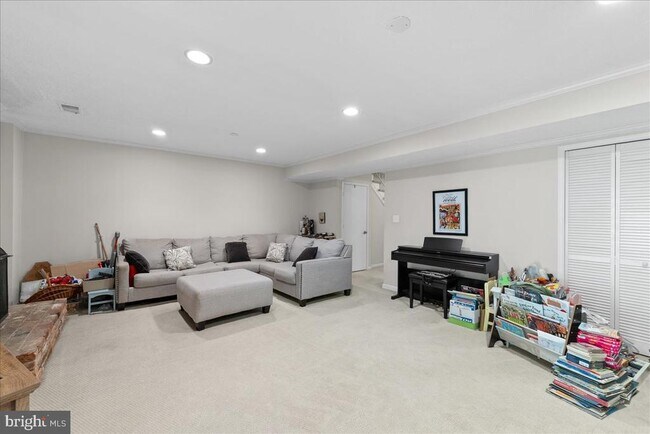 Building Photo - 7252 Greentree Rd
