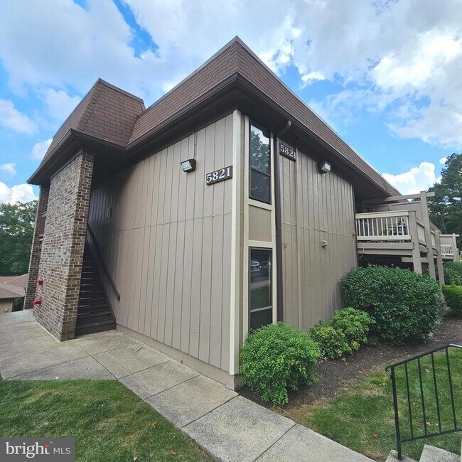 Building Photo - 5821 Royal Ridge Dr