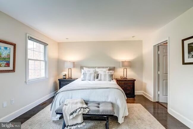 Building Photo - Sun-Drenched 2BR/2.5 BA Townhouse Condo in Gated Sutton Place