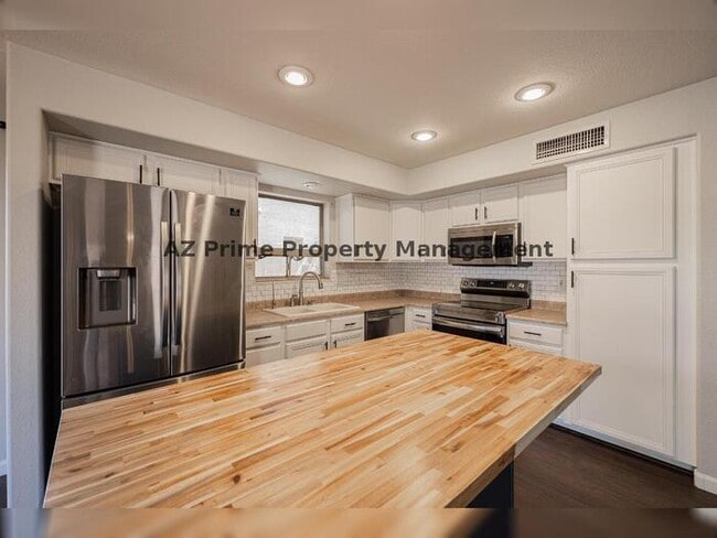 Building Photo - 16090 W Latham St