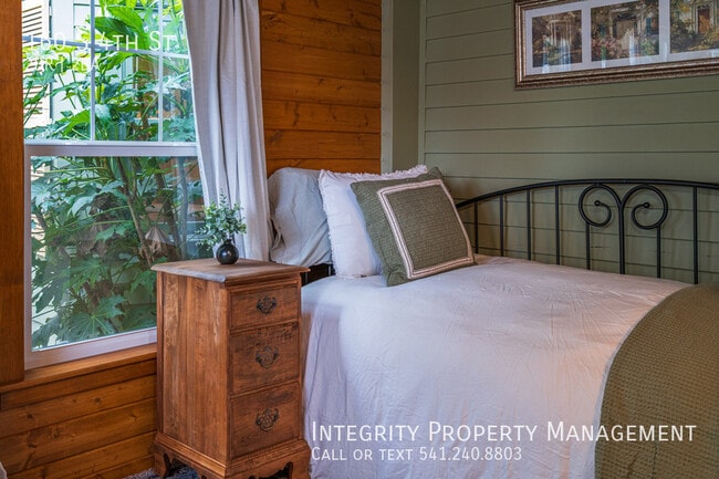 Building Photo - 160 S 4th St