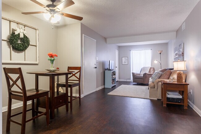 Building Photo - 301 E Reynolds Dr