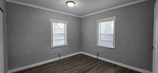 Building Photo - Renovated 4/2 Close to Busch Gardens and M...
