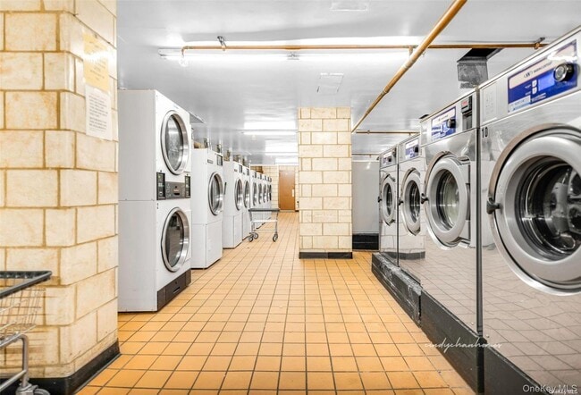 Building Photo - 61-20 Grand Central Pkwy