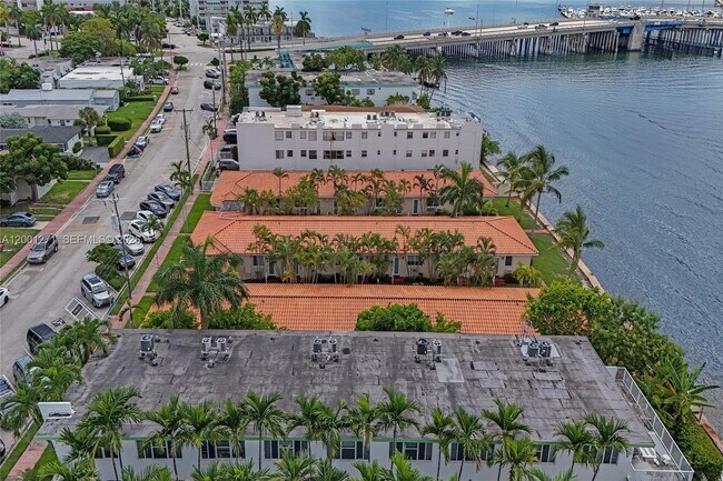 Building Photo - 2170 Bay Dr