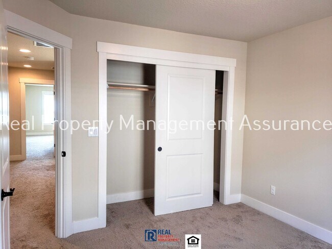 Building Photo - Charming 4 Bedroom!! Move In Ready!