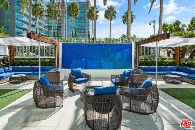 Building Photo - 13700 Marina Pointe Dr