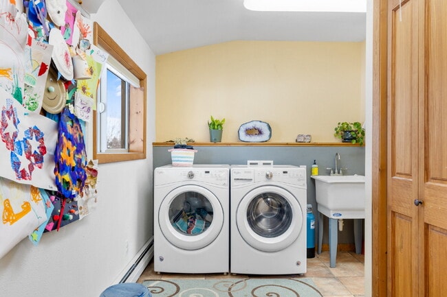 Building Photo - Spacious 4-Bedroom Home in the Heart of Sh...