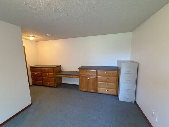 Building Photo - 460 SE Conifer Pl