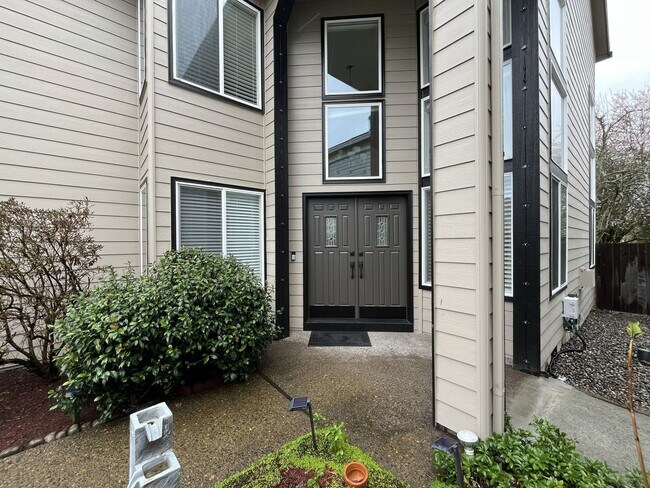 Building Photo - Grand 5 Bedroom Home Featuring 19ft Ceilings, Family Room & Main-Level Suite