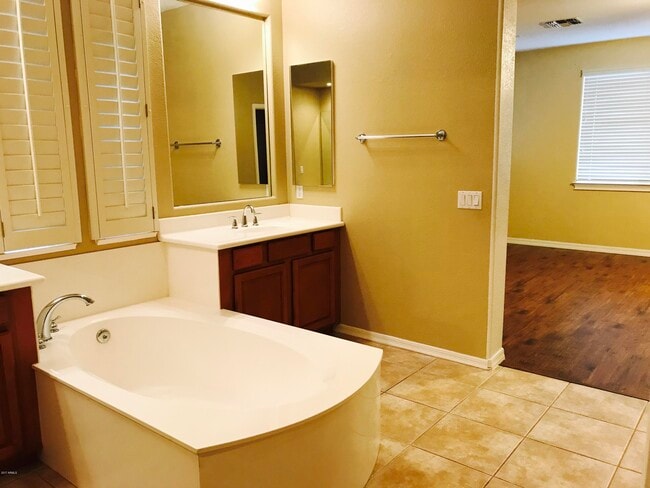 Building Photo - 1150 W Silver Creek Rd