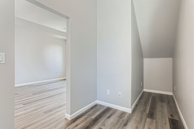 Building Photo - Stunning 3 Bed 2 1/2 Bath Home - Move in Special!